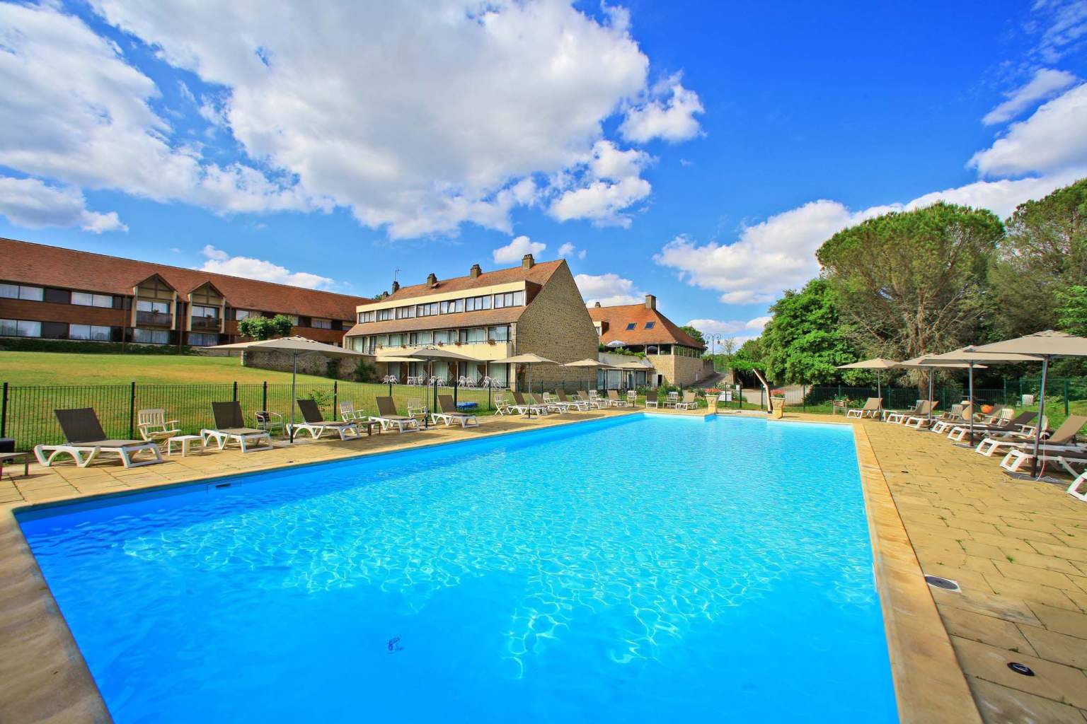 Swimming pool and park hotel rocamadour